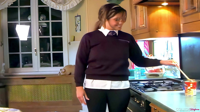 College Uniform: Samantha Buxton'ın yer aldığı çorba mutfağı videosu