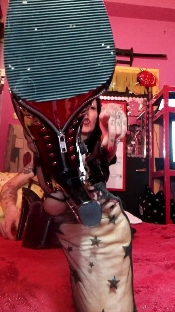 Miss Wagon Vegan Fetish: Suck my mouth-high heels!!