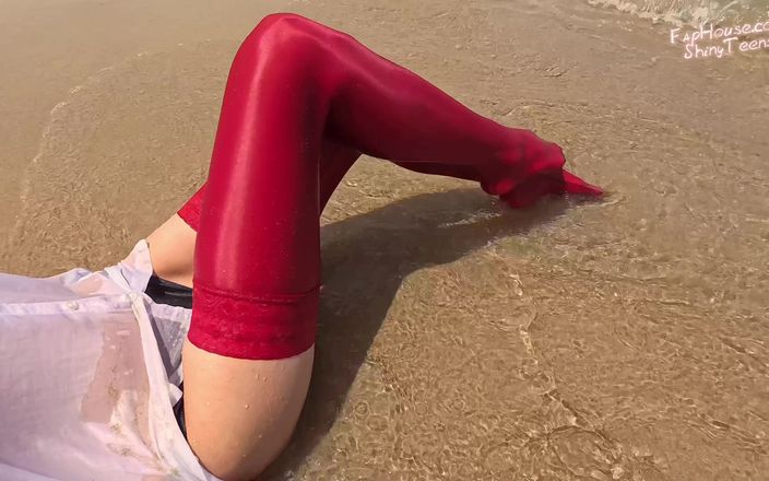 Shiny teens: 859 calze in spandex rosso lucido sulla spiaggia 2