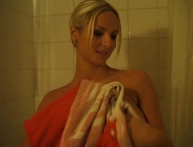 Flash Model Amateurs: Skönhet brud slampa som har kul i badkaret