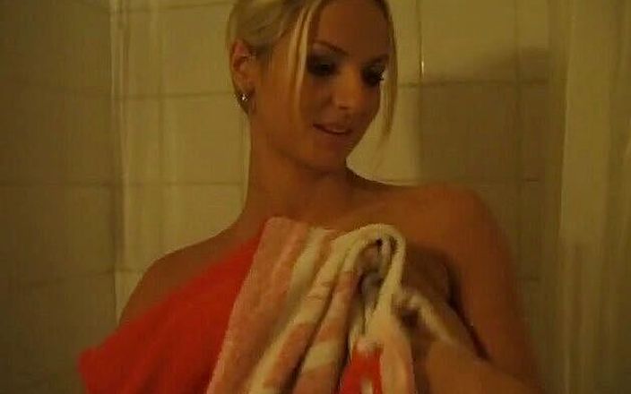 Flash Model Amateurs: सुंदर बेब रंडी बाथटब में मस्ती कर रही है