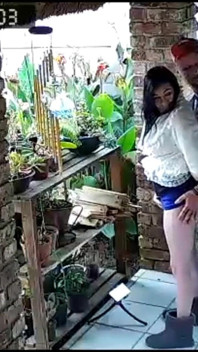Ben işteyken kamera karımı iki en iyi arkadaşımla sikişirken yakaladı