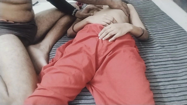 Savitabhabhi078: 印度女大学生在大学房间和老师的病毒性手机拍摄视频