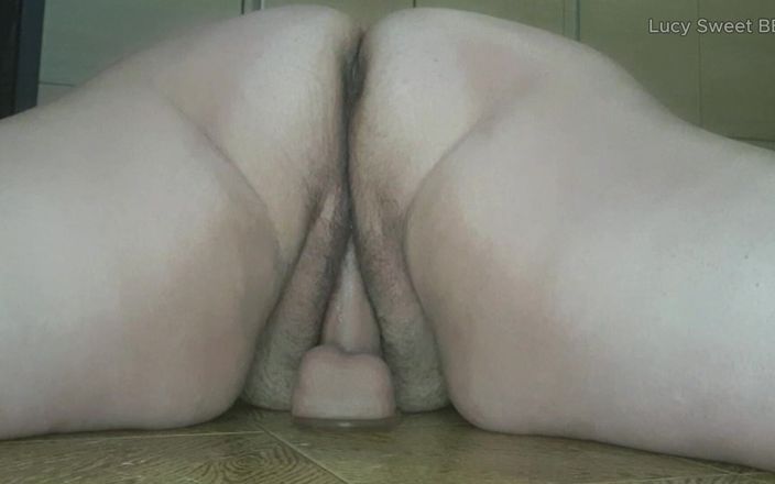 Lucy Sweet BBW: खूबसूरत विशालकाय महिला चरमसुख के लिए अपने डिल्डो की सवारी करती है