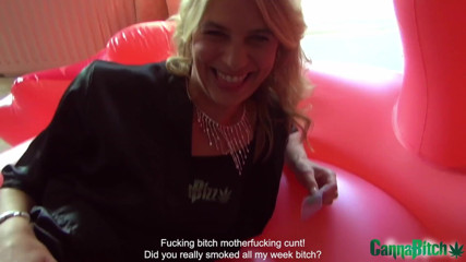 Cumbizz: Blond milf uwielbia głębokie gardło BBC