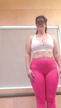 Amatör evli kadın ateşli yoga seansı sırasında büyük zenci alıyor