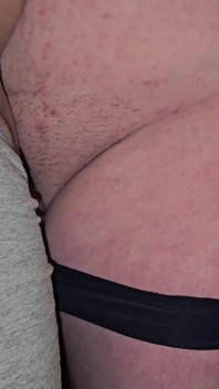 Mon patron jouit sur ma culotte en pause. J'ai reçu une augmentation de niveau