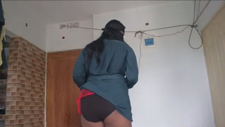 Skakoi: La ragazza musulmana timida si toglie lentamente la burqa