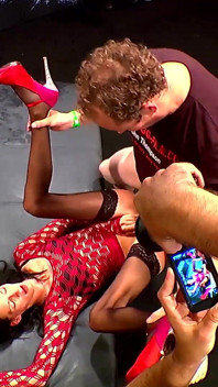 Cinque Cheerleader Arrapate Troie Pugno E Schizzi in Un'orgia Lesbica!