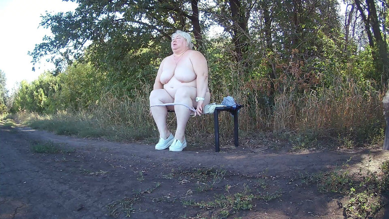 Zona901: Mother-in-law in the Park Undresses and Masturbates to Orgasm on...