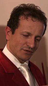 Panenka italská děvka s obrovskými prsy a blond vlasy miluje, když to bere do zadku a chce její ústa zaneprázdněná