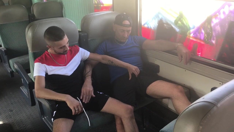 Gaybareback: Webová kamera, strýcové šukání ve vlaku s gayem