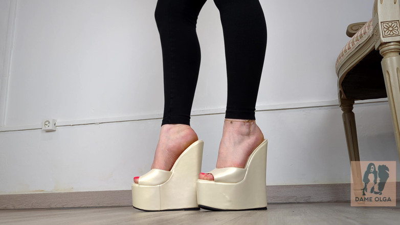 Dame Olga: Koleksi kasut: Platform putih Wedge Mules - Dame Olga (4K) (659)