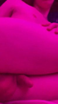 Ruda Femboy Ashen bawi się dildo