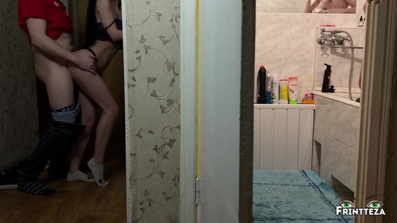 Frintteza: 隣人が夫がシャワーで洗っている間に私の口を犯しました