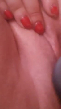 Une grosse chatte se fait remplir de plug anal