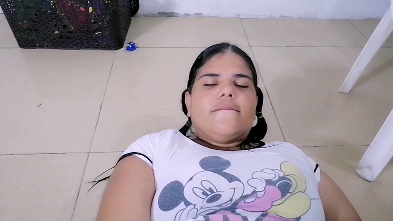 Adribella69: Vysokoškolačka si zlomí kundičku při přemýšlení o velkém ptákovi jejího...