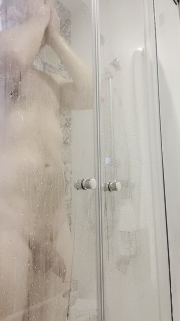 Chris DeRimm: 筋肉質のパパの濡れたシャワー