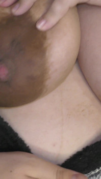 Betrügende ehefrau macht eine Überraschung für ihren cuckold-ehemann! - Milchige mari