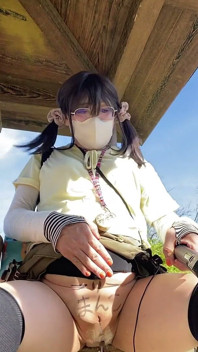 N°342 Marche sur un vibromasseur attaché à la cloche avec toujours l’inscription « Free » dessus