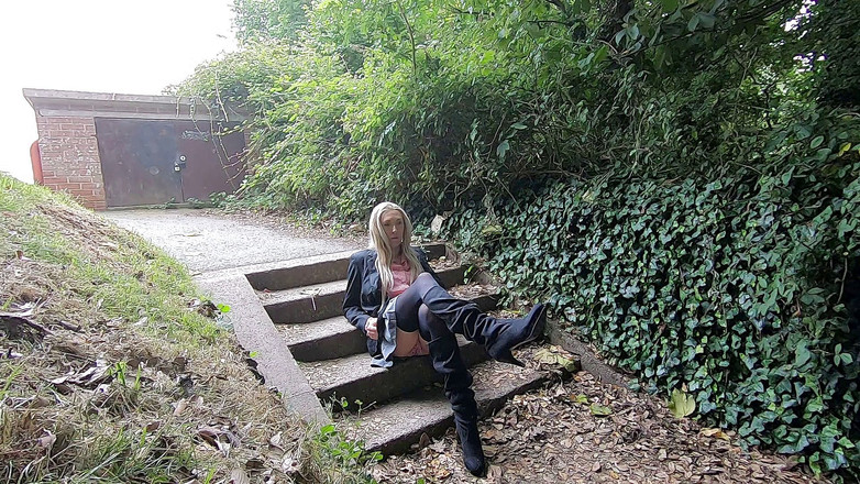 The Midnight Minx: 大学荡妇等待男朋友。