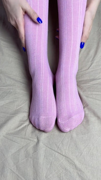 Chaussettes Roses Dans Les Mains D’une Maîtresse Aux Ongles Bleus Dans Une Vidéo Solo