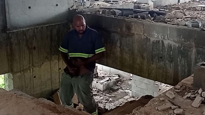 TheBlacKHunterr: 在建筑中自慰