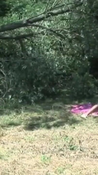 Jdou na piknik a najdou další chlapy, kteří jsou ochotní s nimi šukat