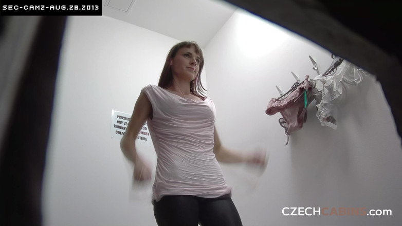 Czech Cabins: Чешские кабинки 70: Брюнетка раздевается - показывает ее киску для камеры