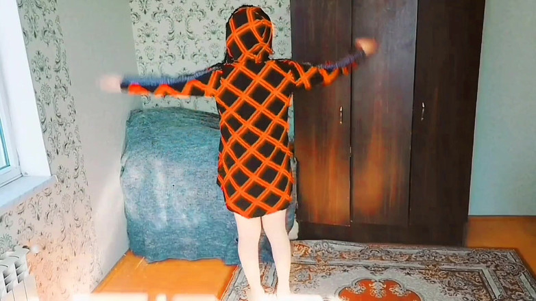 Kitty_Cross: Милая красотка-транс завязывает волосы лентой