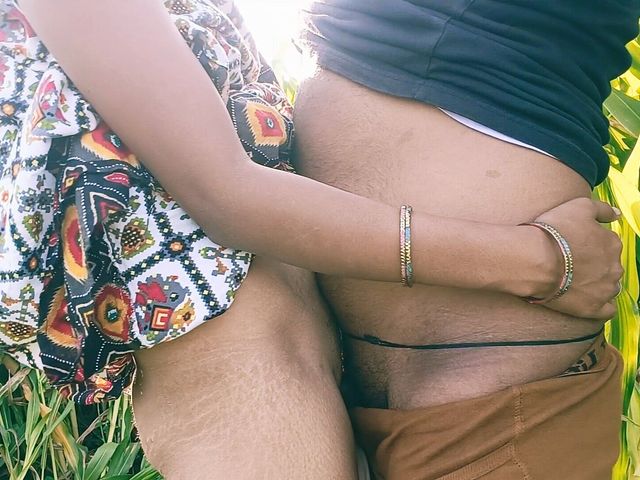 Indian Desi Hot Couples Fucking on Outdoor Sex in Farming Time (Rek hababhi)