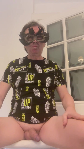 Daniela Monroe: Nadržená španělská zralá masturbuje a stříká s hojným spermatem s análním...