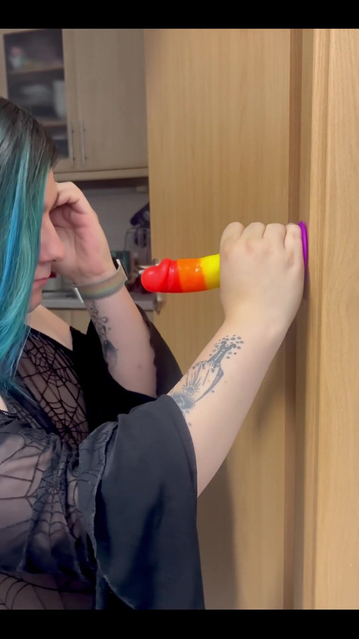 Feelingharmony: Vibratorul a fost supt tare.