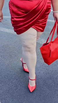 美丽的女人在停车场户外为陌生人炫耀