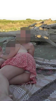 Французька вчителька робить аматорський мінет на нудистському пляжі незнайомцю з камшотом p2 - misscreamy