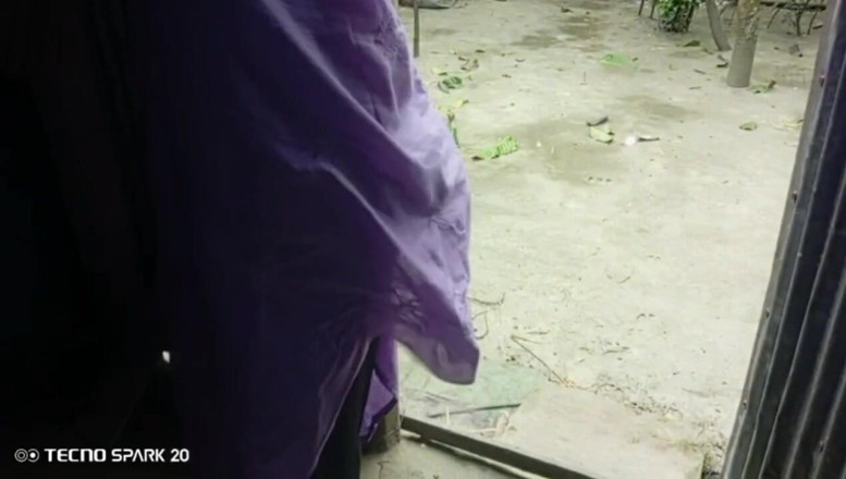 Real Time Enjoy: Ragazza che spazzare il cortile nuda sotto la pioggia - scena...