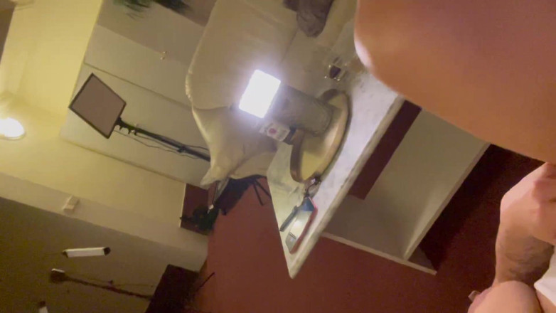 Shione Cooper: 촬영할 물건을 준비할 때 셀카 자위 비디오 만들기