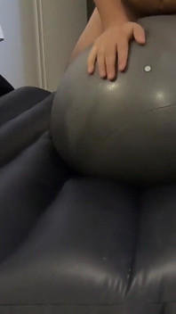 Ngentot bola gimnastik di matras udara