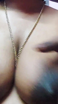 Velká prsa MILF Desi