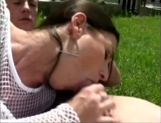 Double Penetration Party: Edepsiz bir esmer için sert çifte penetrasyon!
