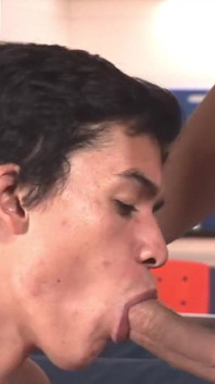 Un joli garçon gay rebondit sur une grosse bite