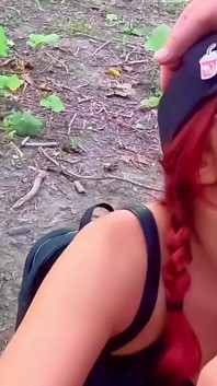 Ich habe einen speziellen videoanruf gemacht, sehr geheime dinge im wald