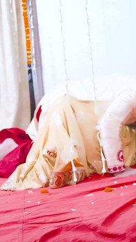 Indiancă desi proaspăt căsătorită Starsudipa futută de un bărbat în fața soțului și se transformă într-un sex în trei dur. Hindi Audio