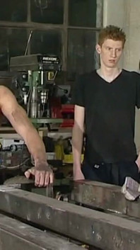Meninos no trabalho em foda trio quente