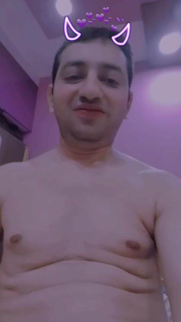Cute & Nude Crossdresser: Nahá sexy sissy femboy ukazuje své sexy nahé tělo.