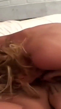 Pantat sempit dan memek sempit cewek kelaiman rambut pirang ini dientot habis-habisan - pacarnya ngentot kedua lubangnya