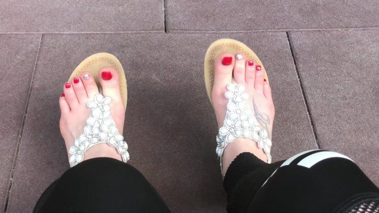 Goddess Misha Goldy: Sandals trêu chọc ngoài trời với móng chân màu đỏ &amp; ngón...