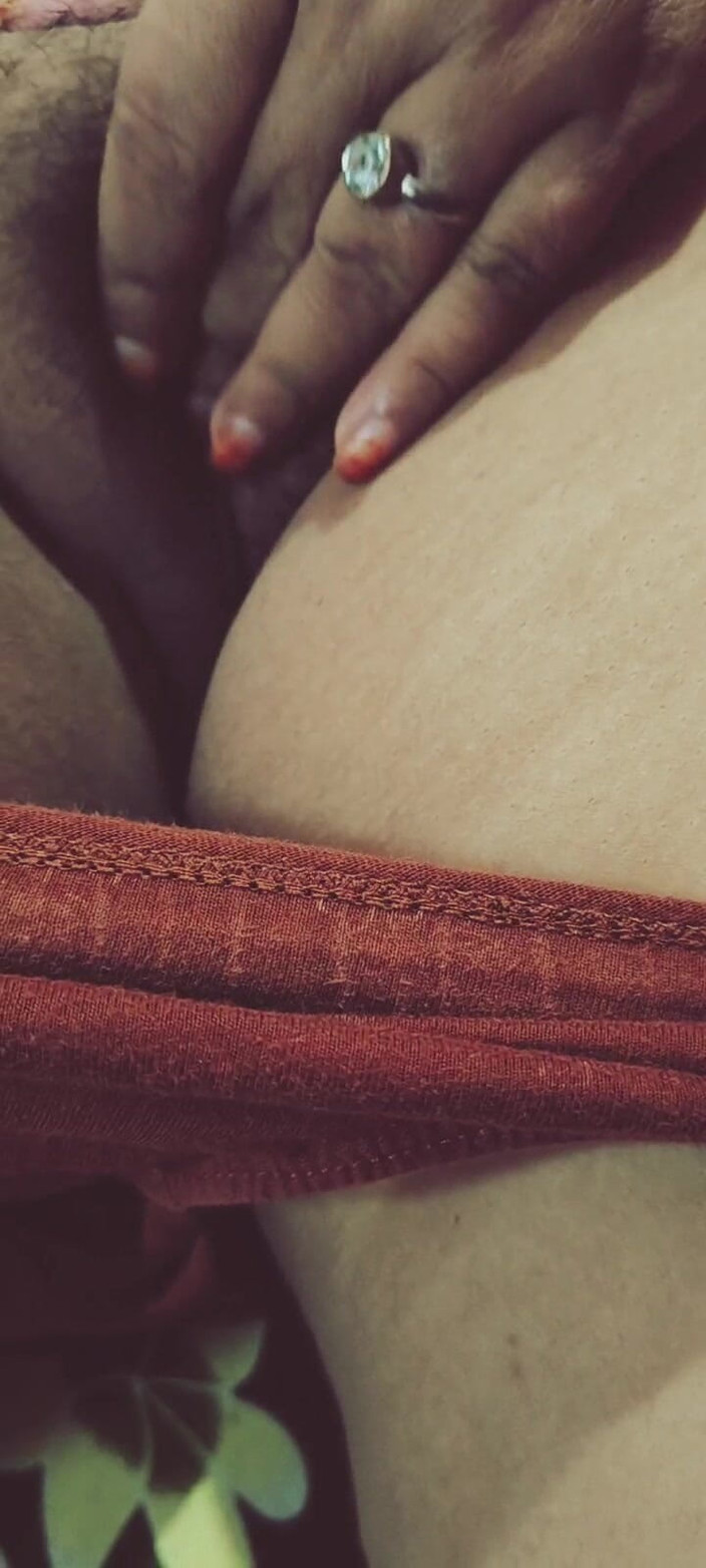 Nasreena begum: 밤에는 혼자 즐기지 않는다고 말한 아줌마.