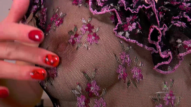 ATK Petites: Мілфа мастурбує свою волохату пизду