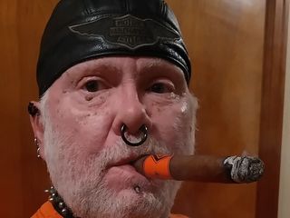 Leather biker Gena: Herrin leatherBikerGena genießt eine Zigarre und plaudert mit ihren fans